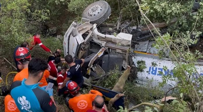 Yangına su taşıyan tanker uçuruma yuvarlandı, 3 kişi hayatını kaybetti