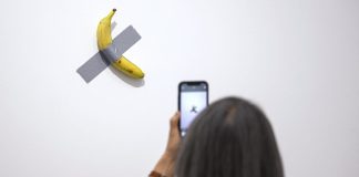 📽️ 4’ncü ‘Sanat Eseri’ Muz Yeme Vakası; Ziyaretçi, Müzede Sergilenen 6,2 Milyon Dolarlık Muzu Yedi.