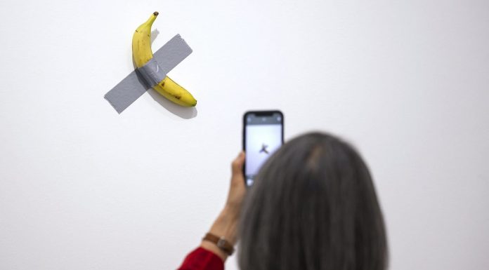 📽️ 4’ncü ‘Sanat Eseri’ Muz Yeme Vakası; Ziyaretçi, Müzede Sergilenen 6,2 Milyon Dolarlık Muzu Yedi.