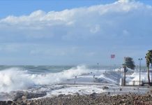 Hong Kong’da en yüksek fırtına alarmı; deniz ve hava trafiği durduruldu yüzlerce uçuş iptal edildi.