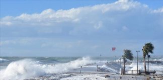 Hong Kong’da en yüksek fırtına alarmı; deniz ve hava trafiği durduruldu yüzlerce uçuş iptal edildi.