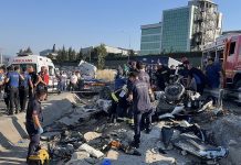 2 otomobil ile TIR çarpıştı;TIR’daki konteyner otomobilin üzerine düştü. 5 kişi hayatını kaybetti.