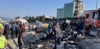 2 otomobil ile TIR çarpıştı;TIR’daki konteyner otomobilin üzerine düştü. 5 kişi hayatını kaybetti.