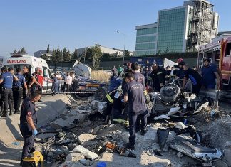 2 otomobil ile TIR çarpıştı;TIR’daki konteyner otomobilin üzerine düştü. 5 kişi hayatını kaybetti.