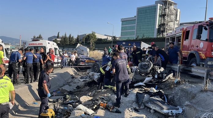 2 otomobil ile TIR çarpıştı;TIR’daki konteyner otomobilin üzerine düştü. 5 kişi hayatını kaybetti.