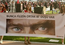 ‘Ne muhteşem şey Atatürk’ü anlamak.’ Şaşırtmadılar. ODTÜ mezuniyetine pankartlar damga vurdu