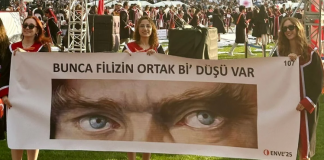 ‘Ne muhteşem şey Atatürk’ü anlamak.’ Şaşırtmadılar. ODTÜ mezuniyetine pankartlar damga vurdu