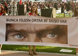 ‘Ne muhteşem şey Atatürk’ü anlamak.’ Şaşırtmadılar. ODTÜ mezuniyetine pankartlar damga vurdu