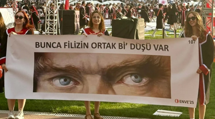 ‘Ne muhteşem şey Atatürk’ü anlamak.’ Şaşırtmadılar. ODTÜ mezuniyetine pankartlar damga vurdu