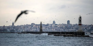 İstanbul’u fırtına vurdu! Seferler iptal edildi, tekne alabora oldu, ağaçlar devrildi, camlar patladı