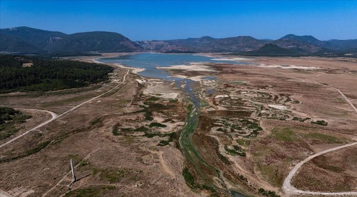 Su kaynakları alarm veriyor. İzmir’in 11 ilçesinde su kesintileri başlıyor
