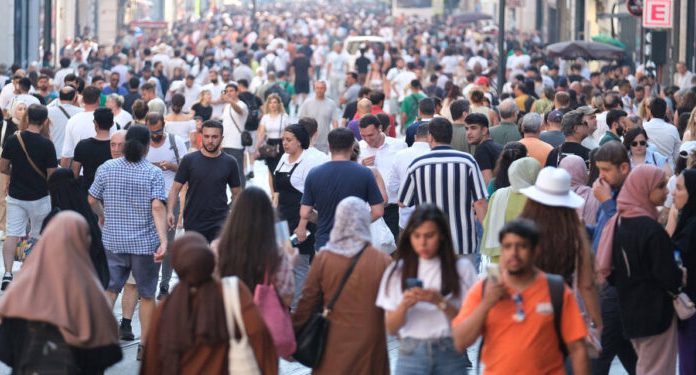 Türkiye’de, hane halklarının yüzde 35.3’ü ‘Alt’ve’ En Alt’ seviyede yer alıyor.