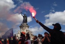 Fransa’da Macron karşıtı gösterilerde polisle protestocular çatışıyor.