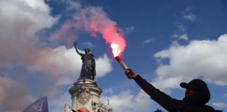 Fransa’da Macron karşıtı gösterilerde polisle protestocular çatışıyor.