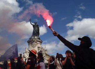 Fransa’da Macron karşıtı gösterilerde polisle protestocular çatışıyor.