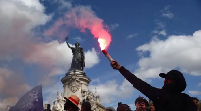 Fransa’da Macron karşıtı gösterilerde polisle protestocular çatışıyor.