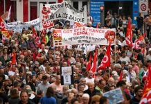 Fransa’da kemer sıkma politikalarına karşı yüz binler sokakta.