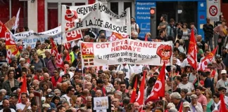 Fransa’da kemer sıkma politikalarına karşı yüz binler sokakta.