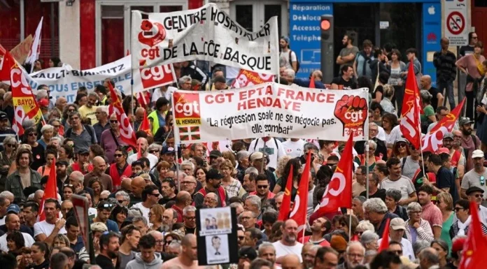 Fransa’da kemer sıkma politikalarına karşı yüz binler sokakta.