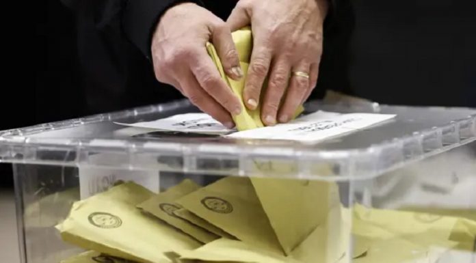 ‘Mühürsüz oylar’ın geçerli sayıldığı referandum iptali için bir partiden daha başvuru