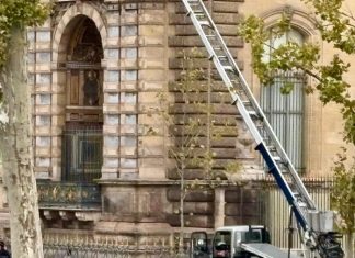 Louvre Müzesi’ni profesyoneller değil ‘mahallenin serseri çocukları’ soymuş.