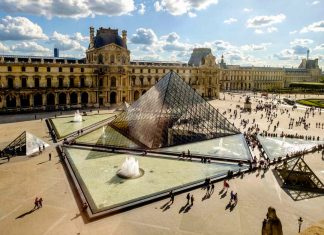Louvre Müzesi soyuldu!