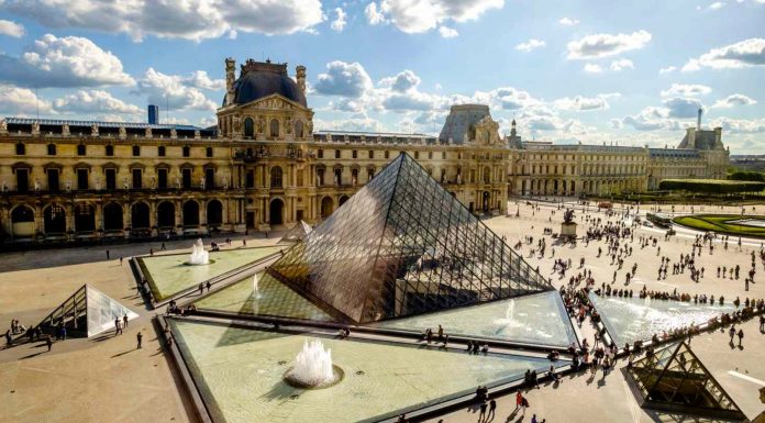 Louvre Müzesi soyuldu!