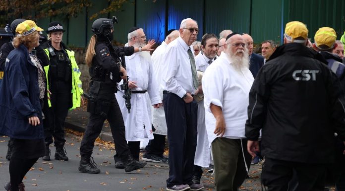 İngiltere’de sinegoga saldırı. 2 kişi öldü, üç kişi ağır yaralandı.