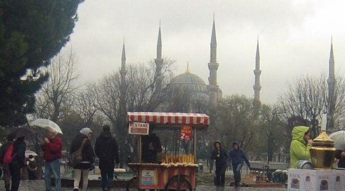 İstanbul: Bu gece başlıyor, 3 gün sürecek: Kuvvetli sağanak ve lodos.