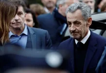Sarkozy cezaevine girdi!
