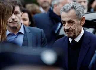 Sarkozy cezaevine girdi!