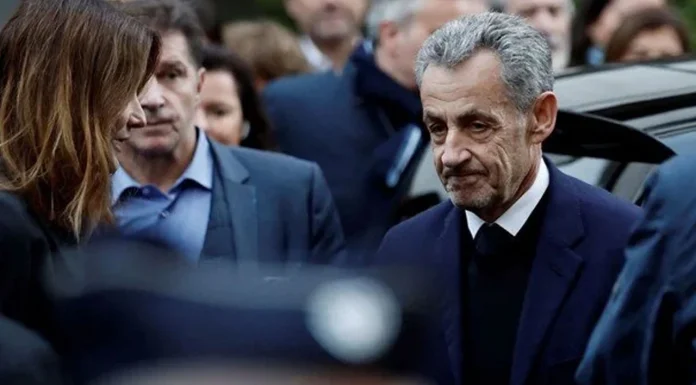 Sarkozy cezaevine girdi!