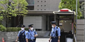“Meteoroloji İklimi kasıtlı olarak değiştiriyor” dedi nöbetçi polise saldırdı.