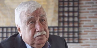 Devekuşu Kabare’nin Kurucusu Tiyatro Ve Sinema oyuncusu Ahmet Gülhan Hayatını Kaybetti.