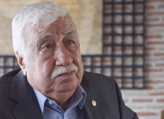 Devekuşu Kabare’nin Kurucusu Tiyatro Ve Sinema oyuncusu Ahmet Gülhan Hayatını Kaybetti.
