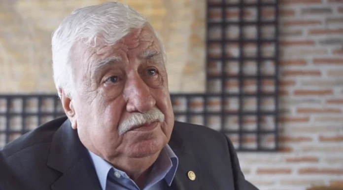 Devekuşu Kabare’nin Kurucusu Tiyatro Ve Sinema oyuncusu Ahmet Gülhan Hayatını Kaybetti.