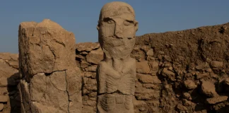 Göbeklitepe’de yeni keşif: Ağzı dikişli heykel.