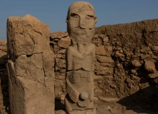 Göbeklitepe’de yeni keşif: Ağzı dikişli heykel.