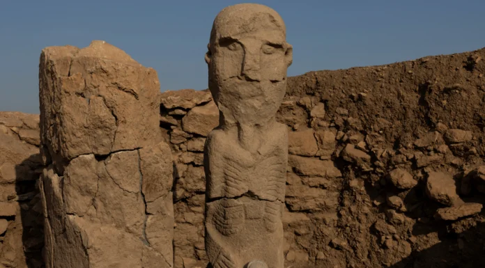 Göbeklitepe’de yeni keşif: Ağzı dikişli heykel.
