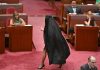 Senator burka giydi; cezalandırıldı!