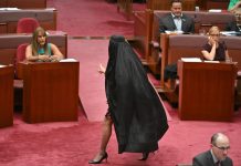 Senator burka giydi; cezalandırıldı!