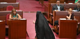 Senator burka giydi; cezalandırıldı!