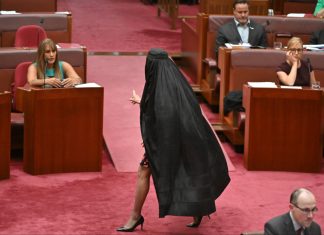 Senator burka giydi; cezalandırıldı!