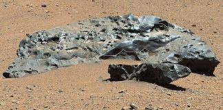 NASA’dan bilim insanları,Mars’ta, ‘oraya ait olmayan’ gizemli bir kaya parçası keşfettikten sonra şaşkına döndü