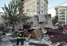 Gebze’de yıkılan binanın yanısıra 16 bina, 27 iş yeri, 72 ayrı bağımsız birim tahliye edildi.