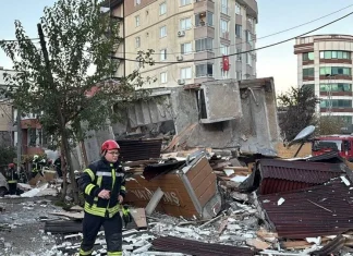 Gebze’de yıkılan binanın yanısıra 16 bina, 27 iş yeri, 72 ayrı bağımsız birim tahliye edildi.
