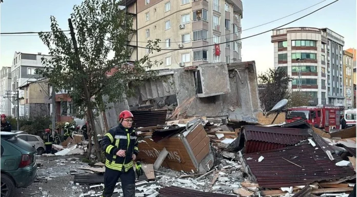Gebze’de yıkılan binanın yanısıra 16 bina, 27 iş yeri, 72 ayrı bağımsız birim tahliye edildi.