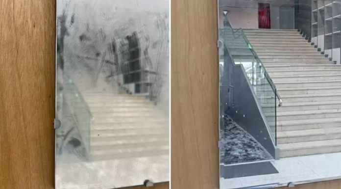 Sanat eserini “kirli ayna” sanıp tuvalet kağıdıyla sildi; pırıl pırıl yaptı!