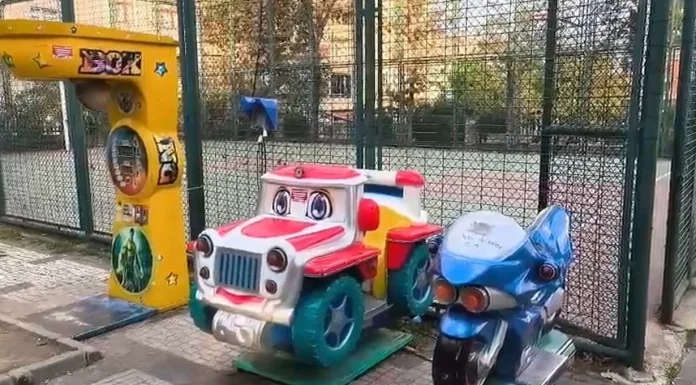 Çocuk parkında 4 çocuğa elektrik çarptı