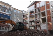 Bitişik bina yıkılınca ortaya çıktı. 38 yıl duvarsız evde yaşamışlar!